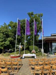 Gottesdienstort vor dem Graf-Zeppelin-Haus