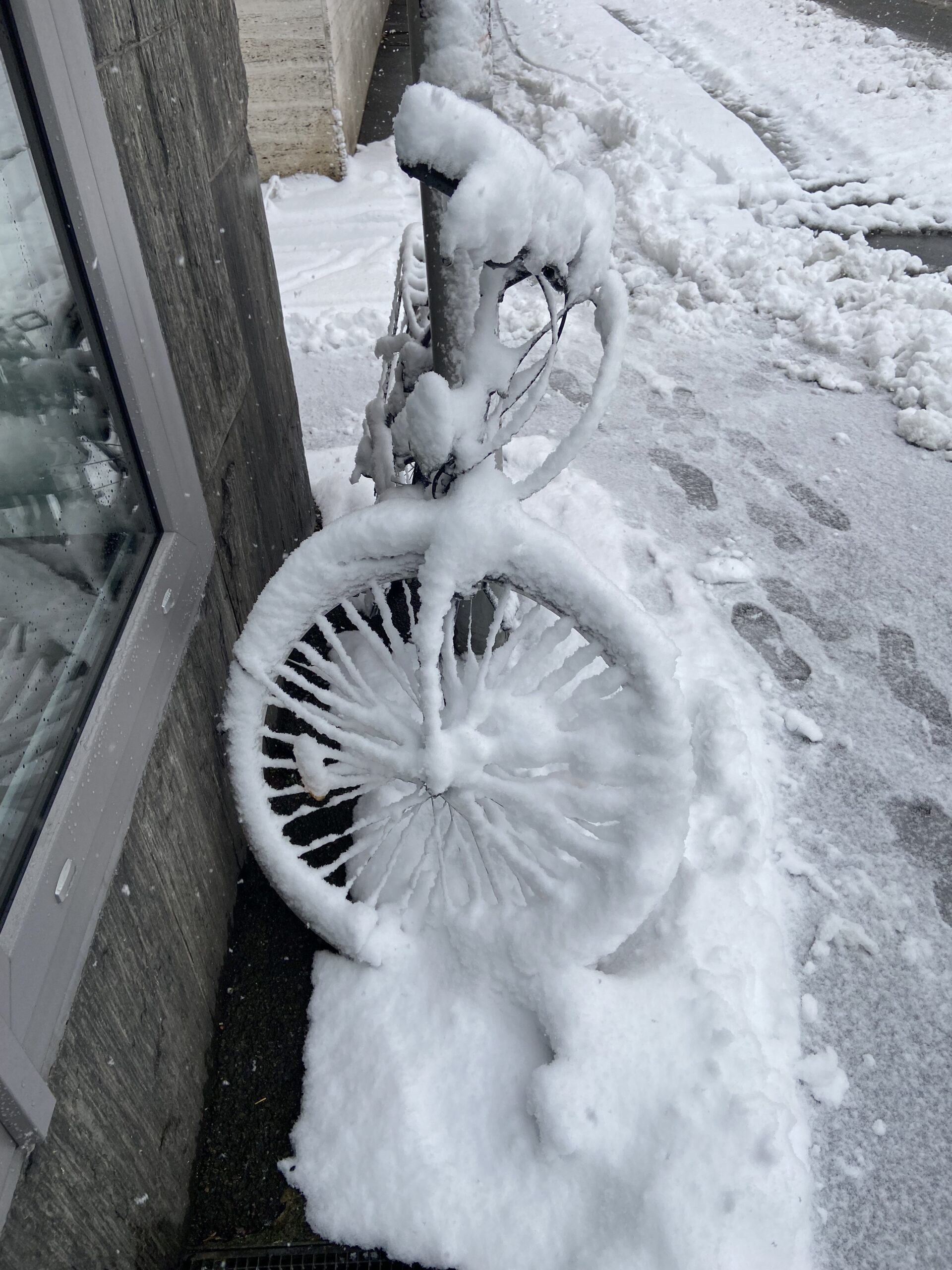 Verschneites Fahrrad