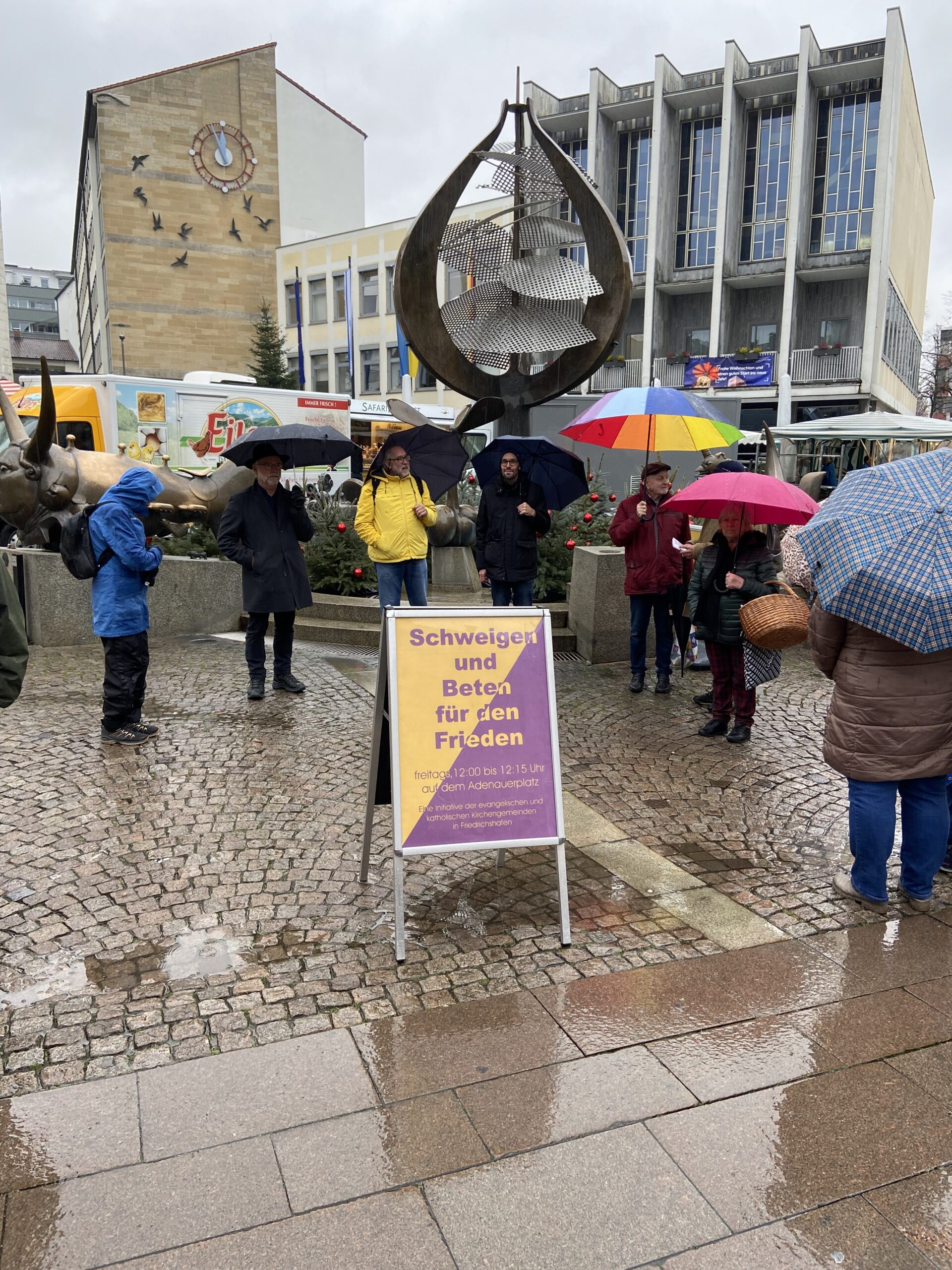 Schweigen und Beten für den Frieden vor dem Rahthaus in Friedrichshafen